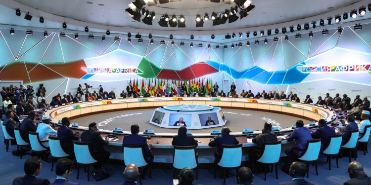La nouvelle ruée vers l’Afrique : Comparaison de l’influence politique et des idéologies de la Russie et de l’Occident