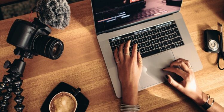 L’essor de la création de contenu au Ghana : Opportunités, risques de désinformation et implications pour la sécurité